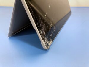 rozbity ekran laptopa surface