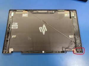 uszkodzona obudowa klapa matrycy w laptopie