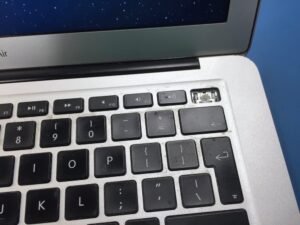 uszkodzony klawisz w laptopie macbook