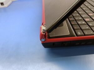 wyłamany zawias z obudowy laptopa