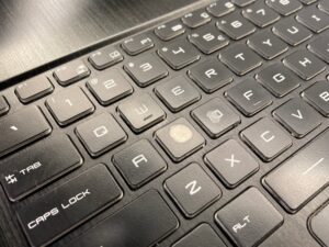 zużyta i wytarta klawiatua w laptopie