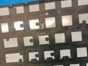 ślady zalania na klawiaturze i naprawa