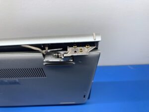 połamana obudowa laptopa dell