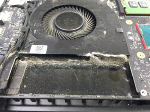 czyszczenie laptopa razer z kurzu - serwis warszawa