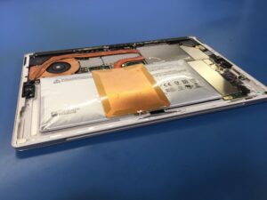 wymiana spuchniętej baterii w laptopie surface - serwis warszawa