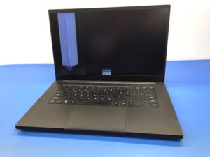 pęknięta matryca laptopa razer - wymiana w laptopfix warszawa