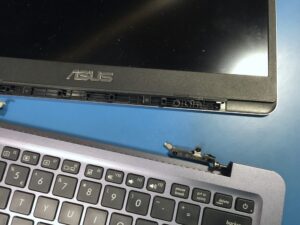 naprawa zawiasu w laptpie asus - laptopfix warszawa