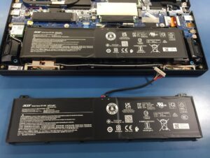wymiana baterii w laptopie acer