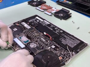 wymiana pasty termoprzewodzącej w laptopie gigabyte