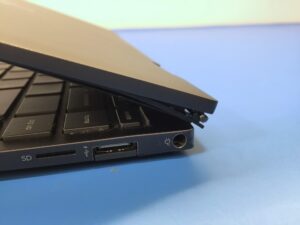 uszkodzony zawias klapy laptopa hp - naprawa laptopfix warszawa